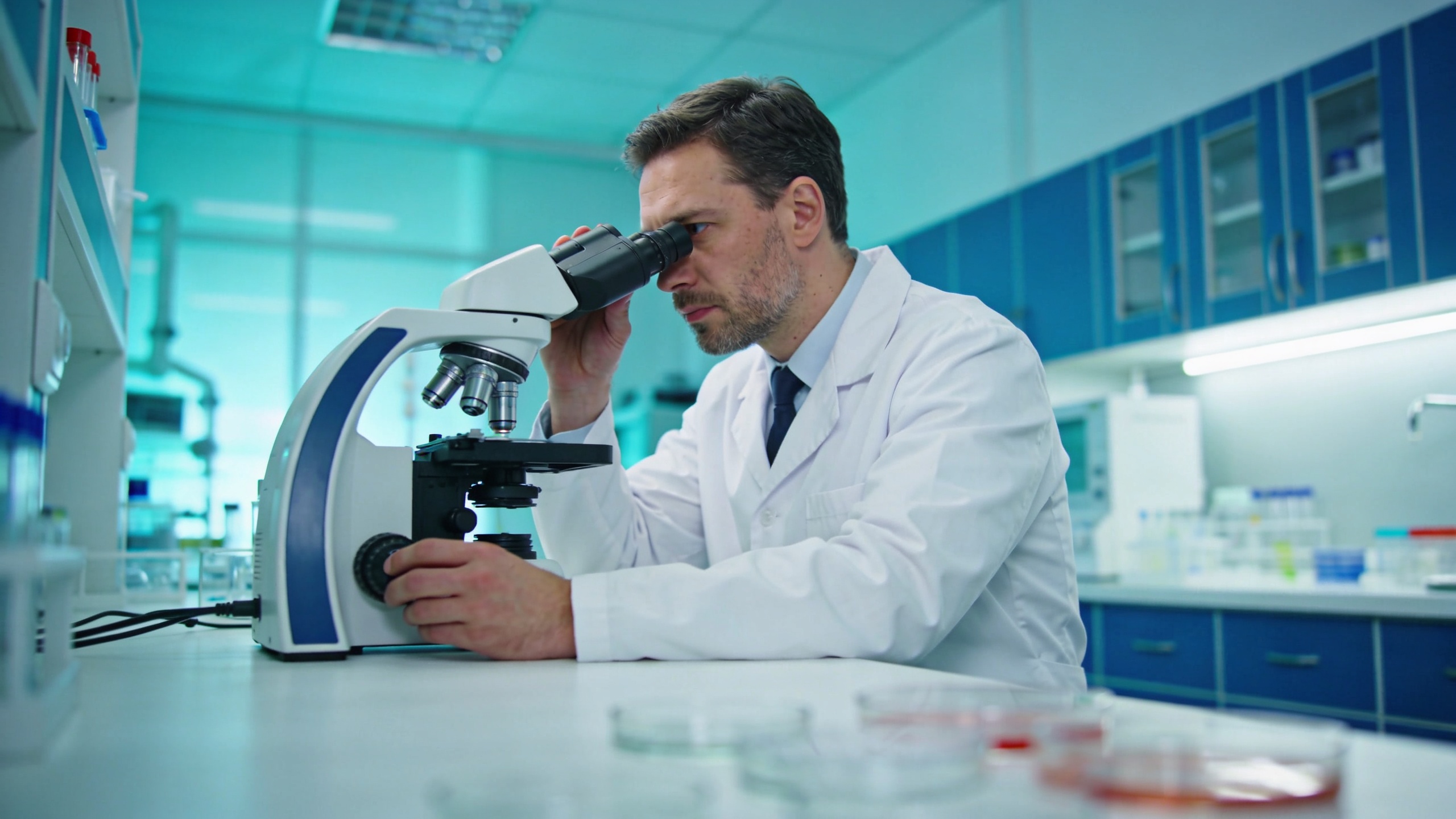 Wissenschaftler im Labor mit Mikroskop